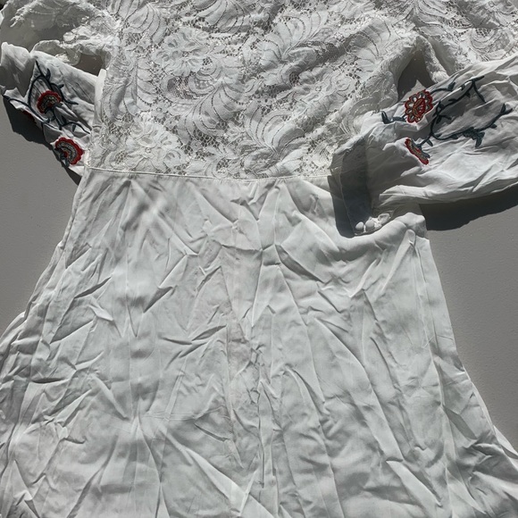 Beautiful dress - Picture 3 of 4